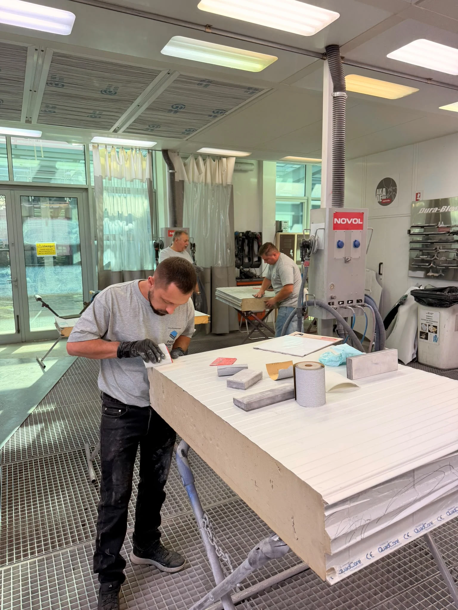 Travail sur la surface nervurée d’un panneau.